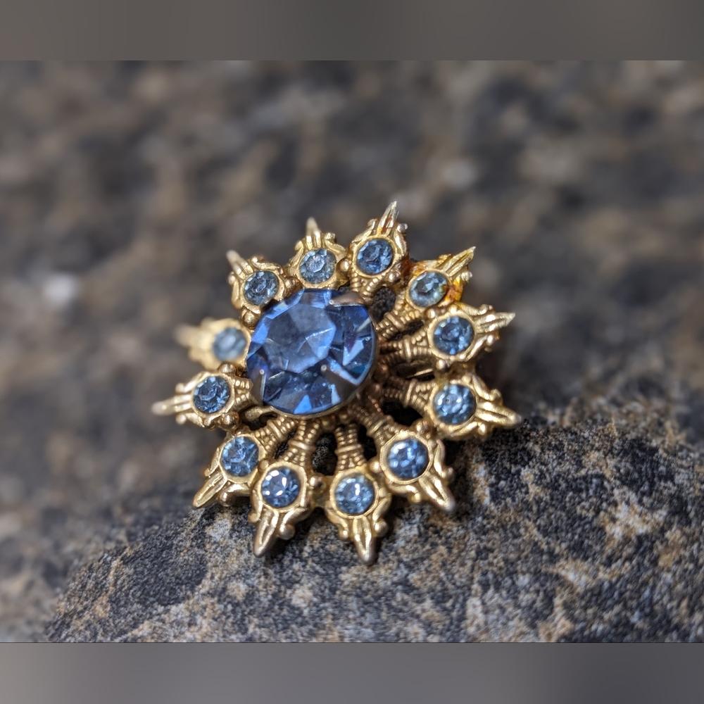 Blue Rhinestones Large Center Burst Brooch 1" Vintage Gold Tone Flower Circular